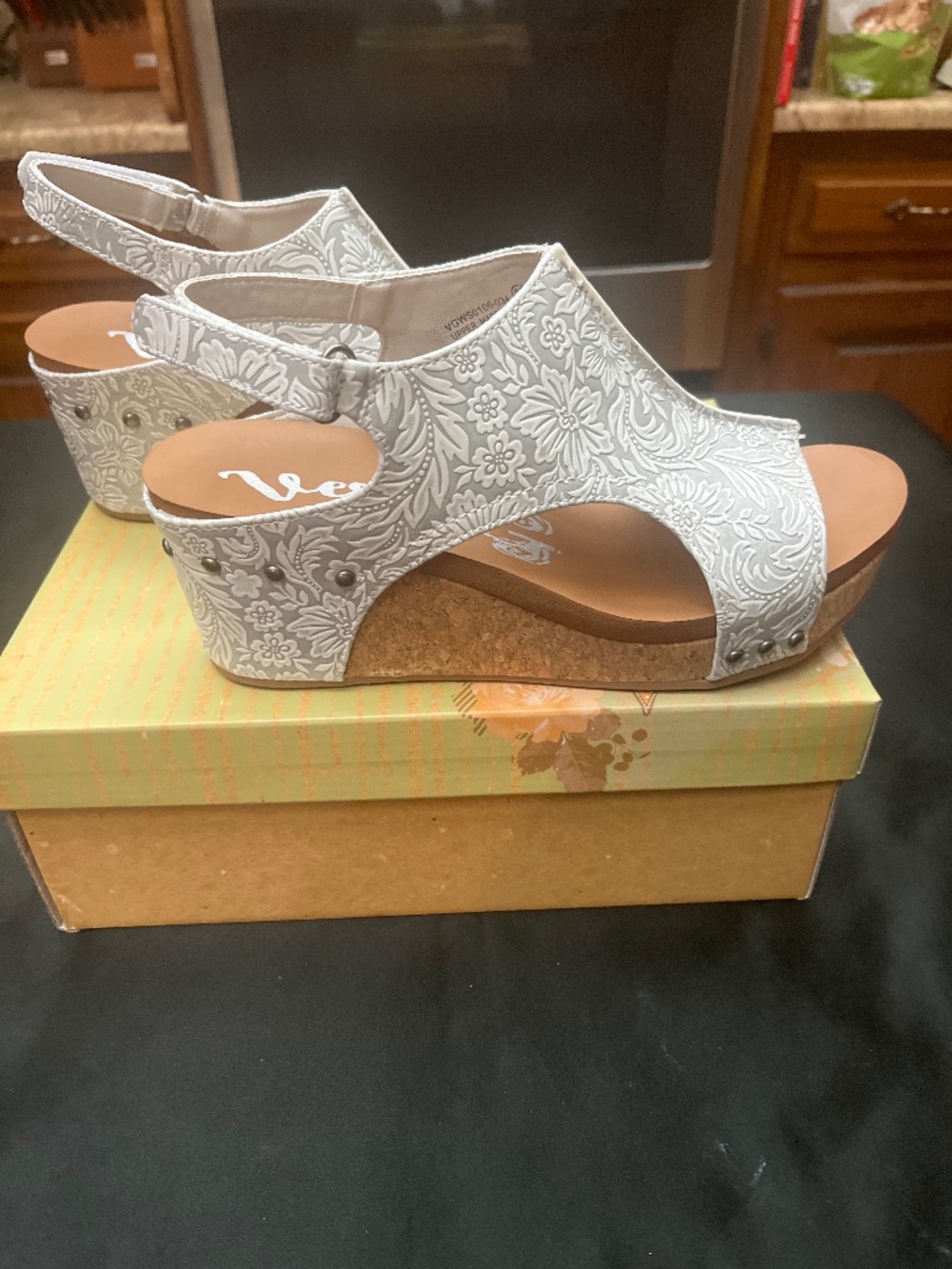 NWT Women’s Very G Isabella 2 Platform Sandals. Grey/White. Sz. 8.5.